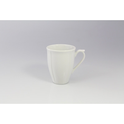 Biały porcelanowy kubek 300 ml MARIA marki Lubiana o eleganckim, żłobkowanym kształcie, ukazany na jasnym tle w ujęciu z profilu z widocznym uchwytem.