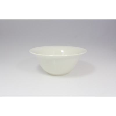 Biała misa BANQUET marki RAK Porcelain o średnicy 25 cm. Klasyczna, minimalistyczna salaterka z porcelany o gładkiej powierzchni, widok z profilu na jasnym tle.
