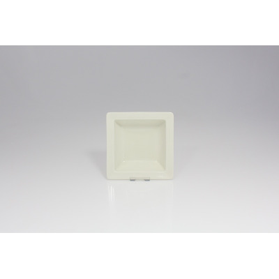 Kremowa misa kwadratowa 14 cm z serii Classic Gourmet marki RAK Porcelain. Minimalistyczna salaterka o gładkiej powierzchni, widok z przodu na jasnym tle.