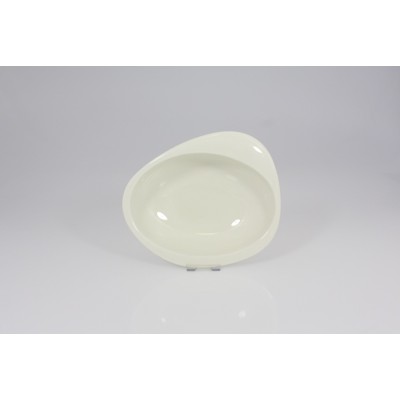Kremowa misa NABUR marki RAK Porcelain o asymetrycznym, organicznym kształcie. Salaterka o gładkiej powierzchni, prezentowana na jasnym tle w ujęciu z góry.