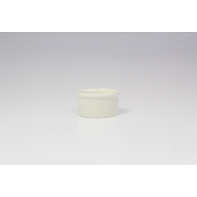 Białe naczynie na sos lub masło marki RAK Porcelain z serii BANQUET o średnicy 7 cm. Klasyczna, minimalistyczna salaterka z gładkiej porcelany na jasnym tle.