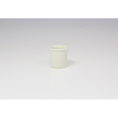 Białe naczynie na wykałaczki BANQUET marki RAK Porcelain o minimalistycznym, cylindrycznym kształcie, wykonane z gładkiej porcelany, widoczne na jasnym tle.