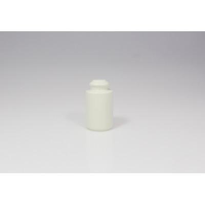 Biała porcelanowa pieprzniczka BANQUET marki RAK Porcelain o minimalistycznym, cylindrycznym kształcie, ustawiona centralnie na jasnym tle.