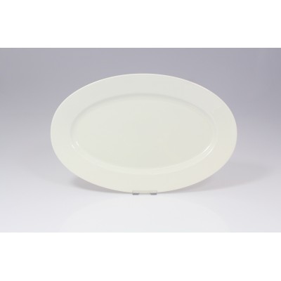 Owalny półmisek BANQUET marki RAK Porcelain o długości 32 cm. Klasyczna, kremowobiała zastawa stołowa o gładkiej powierzchni, prezentowana na jasnym tle.