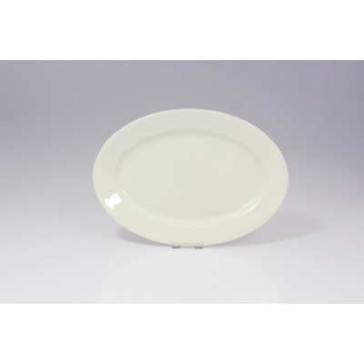 Owalny półmisek BANQUET marki RAK Porcelain o średnicy 26 cm. Białe, gładkie naczynie z porcelany o klasycznym, minimalistycznym designie, widoczne w ujęciu od