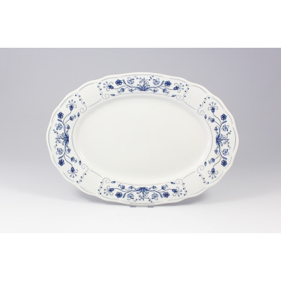 Owalny półmisek 33 cm z serii Maria Kaszubska marki Lubiana. Biała porcelana z charakterystycznym niebieskim wzorem kwiatowym na falistym rancie, widok z góry.