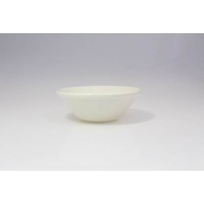 Biała salaterka 18 cm marki RAK Porcelain z serii BANQUET. Naczynie o minimalistycznym designie i gładkiej powierzchni, ukazane w ujęciu profilowym na jasnym