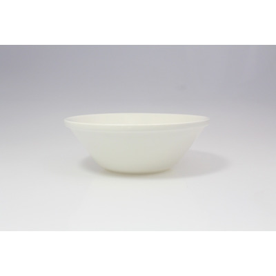 Biała salaterka 21 cm Banquet marki RAK Porcelain o minimalistycznym, stożkowym kształcie, ukazana na jasnym tle w widoku z boku.