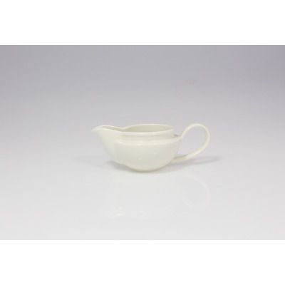 Biała porcelanowa sosjerka 150 ml marki RAK Porcelain z serii BANQUET. Naczynie o minimalistycznym designie z wyprofilowanym dzióbkiem i wygodnym uchwytem.