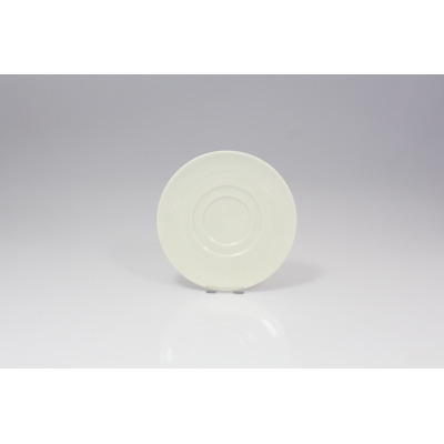 Kremowy spodek 15,7 cm z serii BANQUET marki RAK Porcelain. Okrągłe naczynie o minimalistycznym designie z wyraźnym wgłębieniem na filiżankę, widok z góry.
