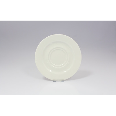 Kremowy spodek 17 cm z serii BANQUET marki RAK Porcelain. Klasyczna, gładka porcelana o minimalistycznym designie z wyraźnym wgłębieniem na filiżankę, widok z