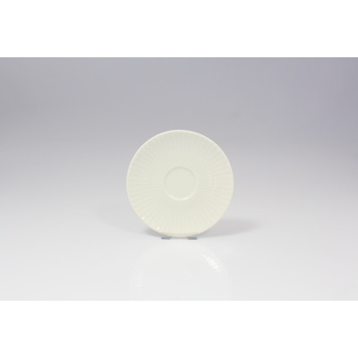 Kremowy spodek 13 cm z kolekcji Metropolis marki RAK Porcelain. Naczynie o minimalistycznym designie z delikatnym, promienistym żłobkowaniem na powierzchni.