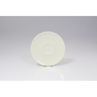 Kremowy spodek 15 cm z kolekcji Metropolis marki RAK Porcelain. Naczynie o minimalistycznym designie z delikatnym, promienistym żłobkowaniem na całej