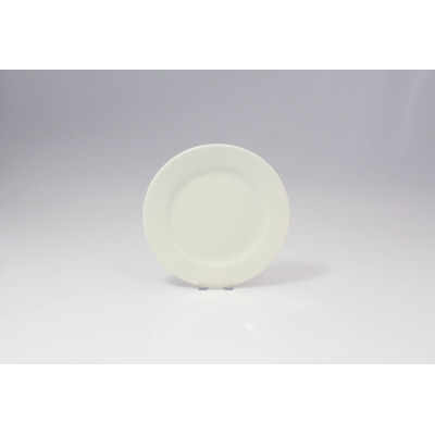 Talerz deserowy 17 cm BANQUET marki RAK Porcelain o minimalistycznym, kremowym wykończeniu. Klasyczna, gładka powierzchnia naczynia w widoku z przodu.