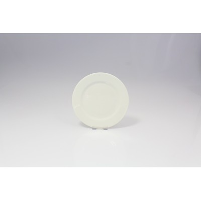 Biały talerz deserowy 15 cm marki RAK Porcelain z serii BANQUET o minimalistycznym, gładkim wykończeniu, ustawiony centralnie na jasnym tle.