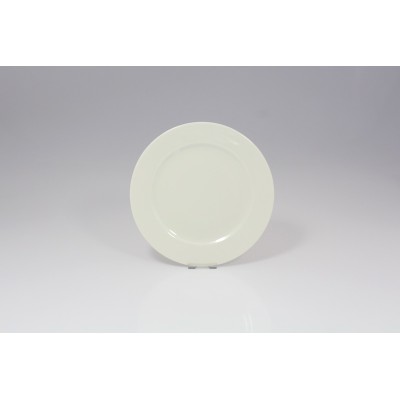 Talerz deserowy 21 cm BANQUET marki RAK Porcelain o klasycznym, okrągłym kształcie i gładkiej, kremowobiałej powierzchni, widoczny w ujęciu od frontu.