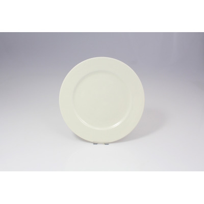 Talerz deserowy 23 cm BANQUET marki RAK Porcelain o minimalistycznym, kremowym wykończeniu. Okrągłe naczynie z szerokim rantem, widok z góry na gładką