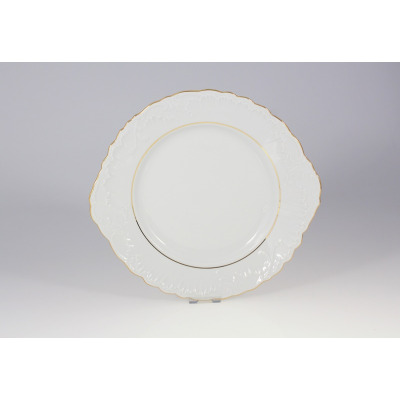Biały talerz do ciasta Ćmielów 3604 Rococo o średnicy 29 cm. Klasyczna porcelana z ozdobnym, reliefowym wzorem na brzegach i eleganckim, złotym wykończeniem