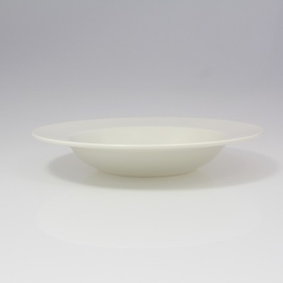 Biały talerz głęboki BANQUET marki RAK Porcelain o średnicy 26 cm. Minimalistyczne naczynie o gładkiej powierzchni, ukazane z profilu na jasnym tle.