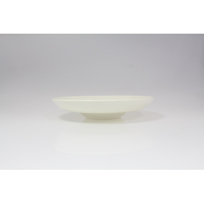 Biały talerz głęboki GOURMET marki RAK Porcelain o średnicy 29 cm. Widok z profilu prezentujący minimalistyczny design i gładką, elegancką powierzchnię