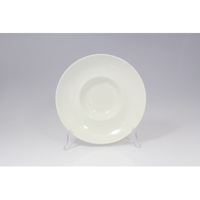 Talerz głęboki GOURMET 26 cm marki RAK Porcelain w kolorze kremowej bieli. Minimalistyczne naczynie o gładkiej powierzchni ustawione na przezroczystym stojaku.