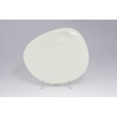 Biały talerz 31 cm NABUR marki RAK Porcelain o nieregularnym, organicznym kształcie przypominającym kamień, z charakterystycznym wgłębieniem w górnej części.