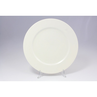 Talerz płytki 30 cm BANQUET marki RAK Porcelain w kolorze kremowej bieli. Gładka, minimalistyczna powierzchnia naczynia ustawiona na przezroczystym stojaku.