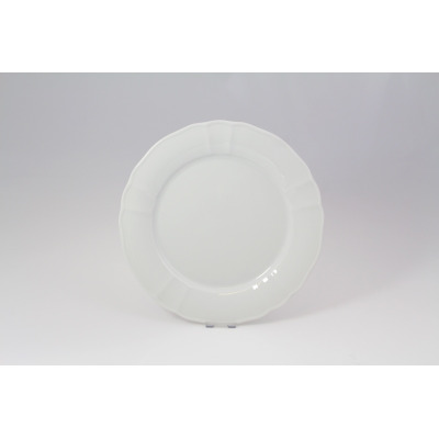 Biały talerz płytki Lubiana Maria o średnicy 28 cm z subtelnym, falistym brzegiem. Klasyczna porcelana o eleganckim wykończeniu, widok z góry na wprost.