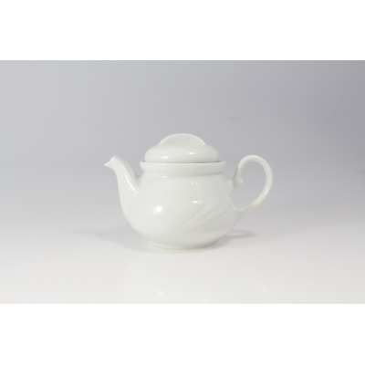 Biały porcelanowy czajnik Lubiana Arcadia o pojemności 0,60 l. Klasyczny imbryk z delikatnym żłobionym wzorem, widoczny z profilu na jasnym tle.