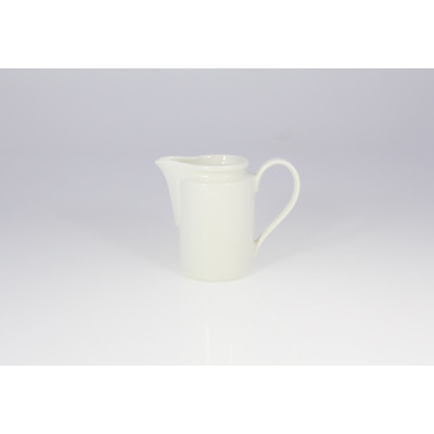 Biały dzbanek do mleczka 0,35 l marki RAK Porcelain z serii BANQUET. Klasyczne naczynie o gładkiej, porcelanowej powierzchni z wyprofilowanym dzióbkiem i uchem.