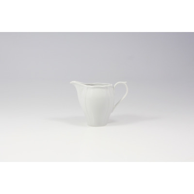 Biały porcelanowy dzbanek do mleczka MARIA marki Lubiana o pojemności 0,25 l. Eleganckie naczynie z delikatnymi żłobieniami, widok z profilu na jasnym tle.