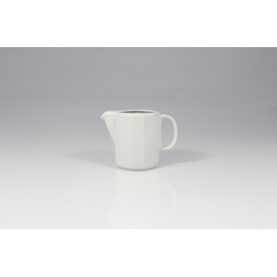 Biały porcelanowy dzbanek do mleczka Merkury marki Lubiana o pojemności 0,15 l. Naczynie o geometrycznym, fasetowanym kształcie z wygodnym uchwytem, widok z