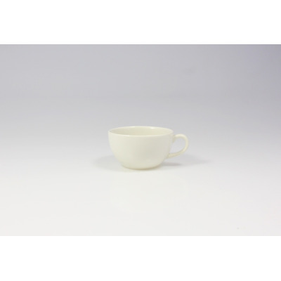 Biała filiżanka 150 ml BANQUET marki RAK Porcelain o klasycznym, minimalistycznym kształcie z wygodnym uchem, ujęta na jednolitym jasnym tle.