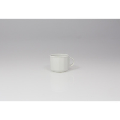 Biała porcelanowa filiżanka do espresso 0,07 l z serii Merkury marki Lubiana. Klasyczny, minimalistyczny design z wygodnym uchem, widok z profilu na jasnym tle.
