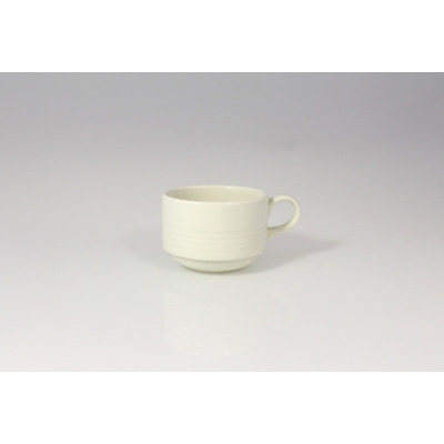 Kremowa filiżanka sztaplowana RONDO marki RAK Porcelain o pojemności 0,23 l. Niskie naczynie z subtelnymi poziomymi żłobieniami, widoczne z profilu na jasnym