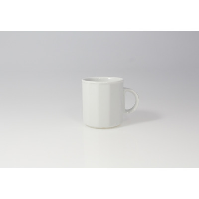 Biały porcelanowy kubek MERKURY marki Lubiana o pojemności 300 ml. Naczynie o klasycznym, geometrycznym kształcie z wygodnym uchem, ukazane na jasnym tle.
