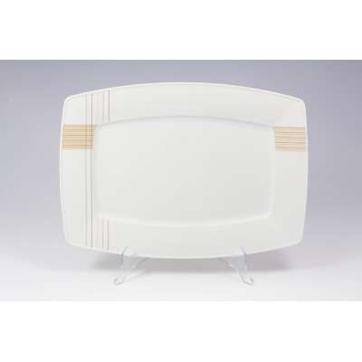 Biały porcelanowy półmisek 38 cm z serii 1724 Victoria marki Lubiana. Prostokątne naczynie z delikatnym geometrycznym wzorem z cienkich linii w odcieniach