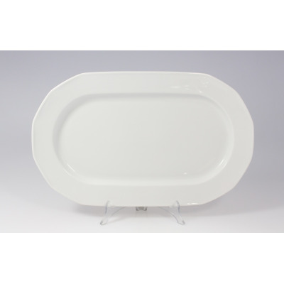 Biały, owalny półmisek porcelanowy Merkury marki Lubiana o długości 38 cm. Naczynie o klasycznym, eleganckim kształcie z szerokim rantem, wyeksponowane na
