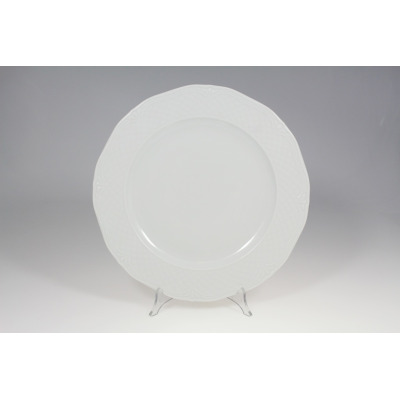 Biały, okrągły półmisek Lubiana Afrodyta o średnicy 32 cm. Klasyczna porcelana z delikatnym, tłoczonym wzorem na szerokim kołnierzu, wyeksponowana na