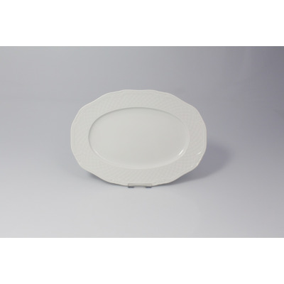Biały, porcelanowy półmisek owalny 24 cm z serii Afrodyta marki Lubiana. Naczynie posiada elegancki, tłoczony wzór kratki na szerokim kołnierzu i falisty brzeg.