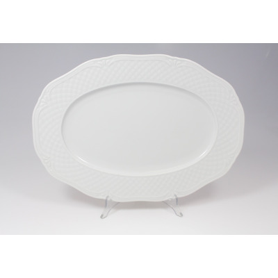 Biały, owalny półmisek Lubiana Afrodyta o długości 38 cm. Elegancka porcelana z delikatnym, tłoczonym wzorem kratki na szerokim kołnierzu, wyeksponowana na