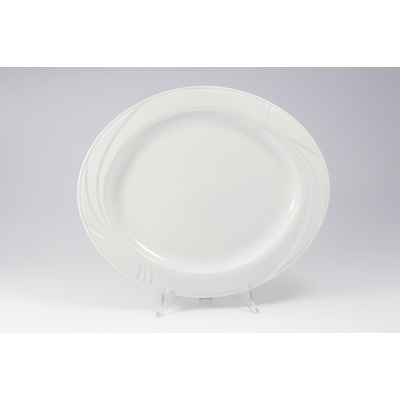 Biały półmisek owalny 37 cm z kolekcji Arcadia marki Lubiana. Elegancka porcelana o gładkiej powierzchni z subtelnym, tłoczonym wzorem na brzegach. Widok z