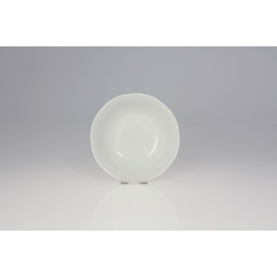 Biała porcelanowa salaterka 14 cm z serii Afrodyta marki Lubiana. Naczynie o klasycznym, okrągłym kształcie z delikatnym, tłoczonym zdobieniem na obrzeżach.