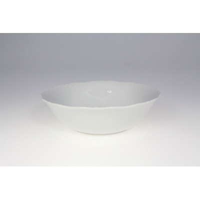 Biała salaterka Lubiana Afrodyta o średnicy 23 cm z subtelnym, tłoczonym wzorem na krawędziach. Eleganckie naczynie porcelanowe o klasycznym, zaokrąglonym