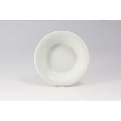 Biała salaterka 18 cm z kolekcji Arcadia marki Lubiana. Naczynie o klasycznym, eleganckim kształcie z delikatnym, tłoczonym wzorem na szerokim kołnierzu.