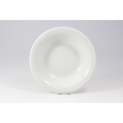Biała salaterka Lubiana Arcadia o średnicy 23 cm. Klasyczne naczynie z porcelany o gładkiej powierzchni i subtelnym, tłoczonym wzorze na szerokim kołnierzu.