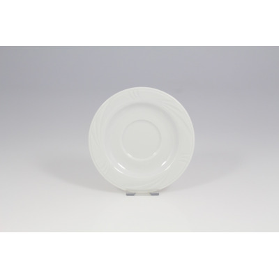 Biały porcelanowy spodek Lubiana Arcadia o średnicy 13 cm. Naczynie o klasycznym, okrągłym kształcie z delikatnym, tłoczonym wzorem na obrzeżach, widok z góry.