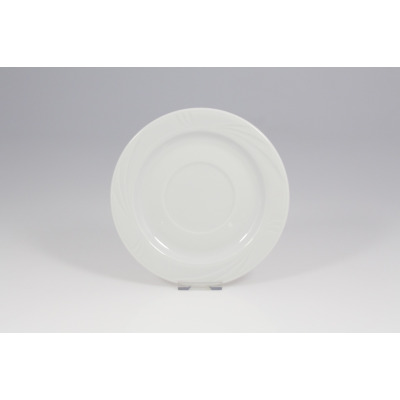 Biały porcelanowy spodek Lubiana Arcadia o średnicy 16,5 cm. Naczynie o klasycznym, okrągłym kształcie z subtelnym, tłoczonym wzorem na szerokim kołnierzu.