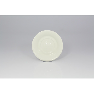 Kremowy spodek 15 cm marki RAK Porcelain z serii Fine Dine. Okrągłe naczynie o minimalistycznym designie, widok z góry na gładką powierzchnię i wyprofilowany