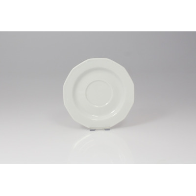 Biały porcelanowy spodek 14 cm z serii Merkury marki Lubiana o charakterystycznym ośmiokątnym kształcie brzegów, widoczny w ujęciu z góry na jasnym tle.